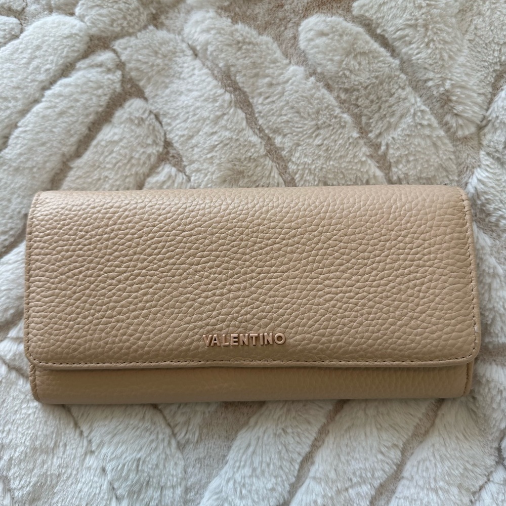 Mario Valentino wallet on a chain